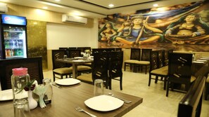 Se sirven desayunos, almuerzos y cenas; cocina internacional