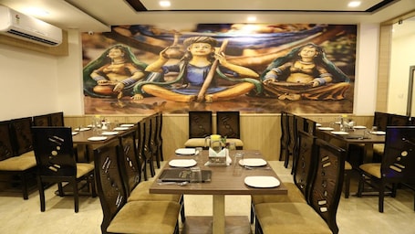 Breakfast, lunch, dinner served; international cuisine