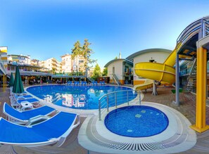 Una piscina al aire libre de temporada