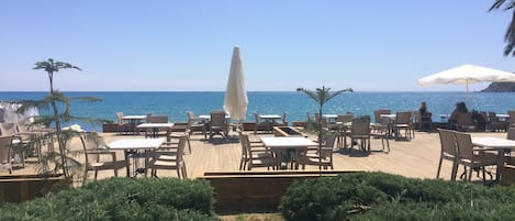 Sulla spiaggia, navetta per la spiaggia