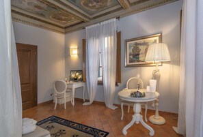 ห้องดีลักซ์สตูดิโอสวีท, วิวเมือง | เครื่องนอนระดับพรีเมียม, มินิบาร์, ผ้าม่านกันแสง, ห้องเก็บเสียง