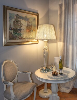 Suite estudio Deluxe, vista a la ciudad | Ropa de cama de alta calidad, minibar y cortinas blackout 