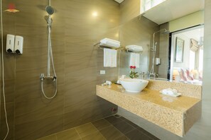 Shower, free toiletries, hair dryer, bathrobes - Sea Star Resort Quang Binh (Dong Hoi)