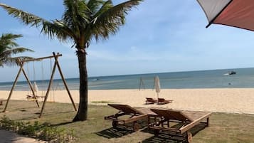Plage privée, chaises longues, beach-volley