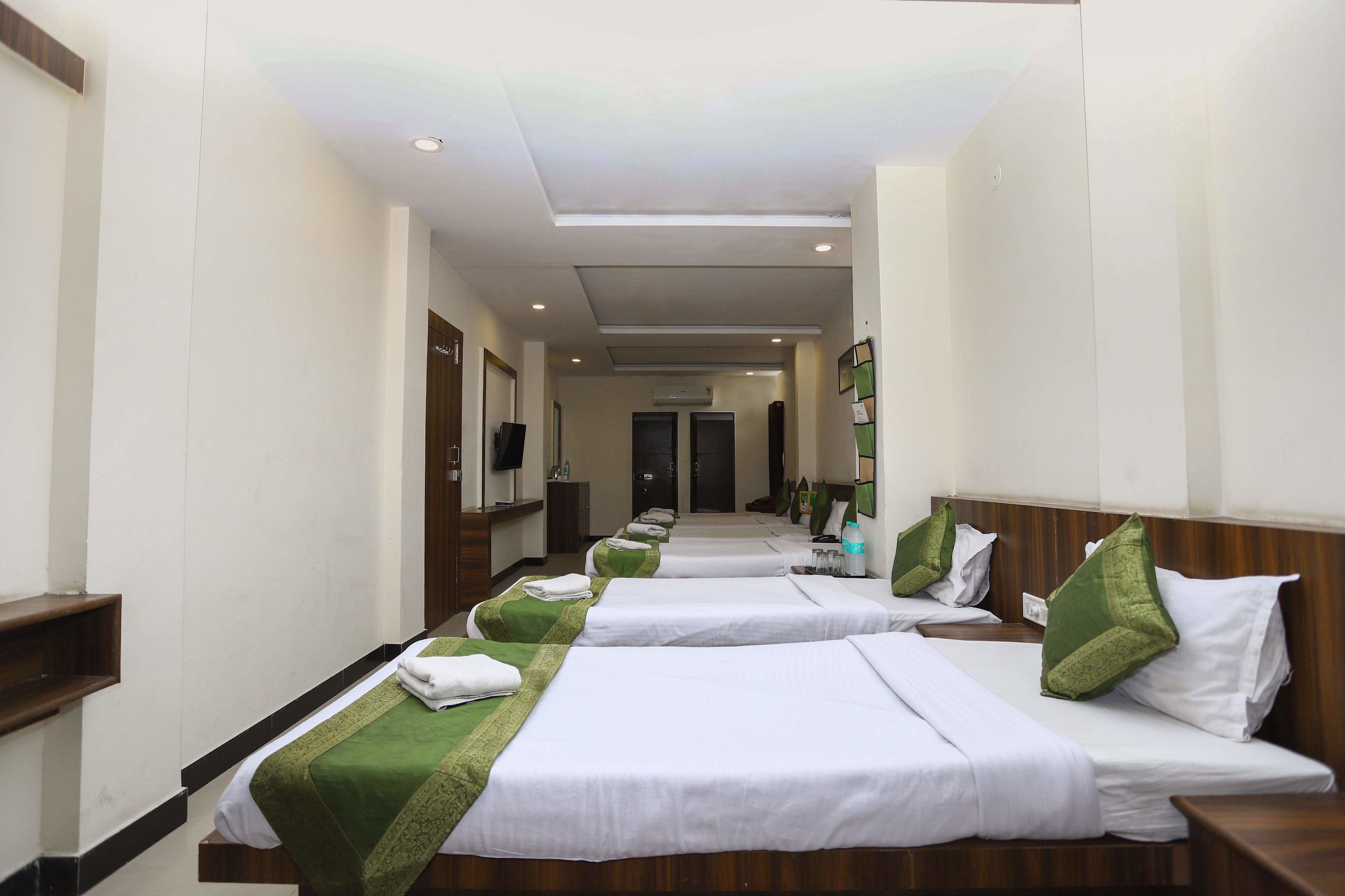 Deluxe Room | In-room safe, iron/ironing board, rollaway beds, free WiFi