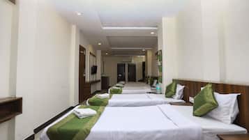 Deluxe Room | In-room safe, iron/ironing board, rollaway beds, free WiFi