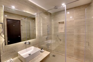 Buồng tắm vòi sen, đồ dùng nhà tắm miễn phí, máy sấy tóc 
