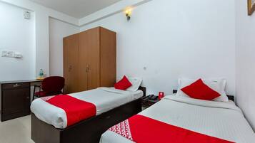 1 bedroom, desk, laptop workspace, soundproofing