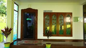 Pintu masuk properti