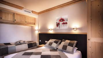 Un dormitorio con dos camas, cabeceros de madera y una obra de arte colgada en la pared.