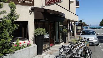 La entrada de un hotel con un cartel que dice 'HOTEL Le Littoral'.