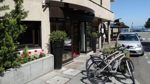 A hotel entrance with a sign reading "HOTEL Le Littoral". - Logis Hôtel le Littoral (Evian-les-Bains)