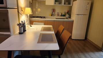 Réfrigérateur, four à micro-ondes, surface de cuisson, cafetiÚre-théiÚre