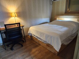 Deluxe Studio Suite, 1 Queen Bed | 2 bedrooms, individually furnished, desk, laptop workspace