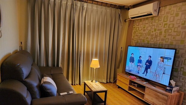 Studio Suite Deluks, 1 Tempat Tidur Queen | Area keluarga | Televisi layar datar 55-inci dengan saluran TV kabel, TV, dan perapian
