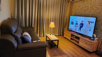 Suite studio Deluxe, 1 grand lit | Aire de séjour | Téléviseur à écran plat, foyer, films payants, planchers chauffants