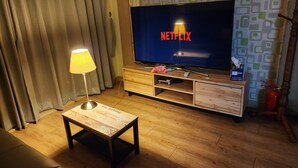 Televisi layar datar 55-inci dengan saluran TV kabel, TV, dan perapian