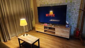 Televisión de pantalla plana, chimenea, películas con cargo