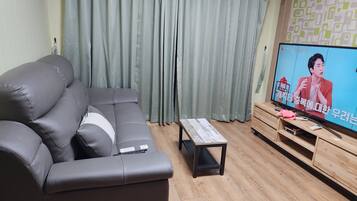 2 phòng ngủ, trang bị nội thất với thiết kế riêng biệt, bàn