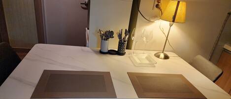 55-Zoll-Flachbildfernseher mit Kabelempfang, Fernseher, Kamin