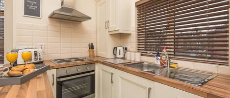 Standard Apartment, 2 Bedrooms | Private kitchen | Fridge, microwave, oven, stovetop