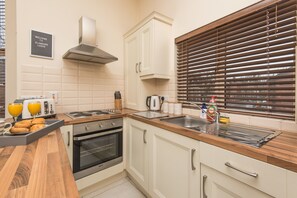 Standard Apartment, 2 Bedrooms | Private kitchen | Fridge, microwave, oven, stovetop - Glandore Lodge (Belfast)