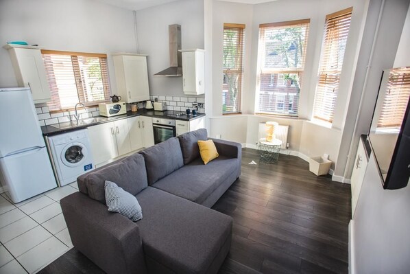 标准公寓, 1 张双人床和 1 张沙发床 | 起居区 | 平板电视