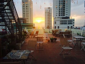 Outdoor dining - Birdnests Hotel (Nha Trang)