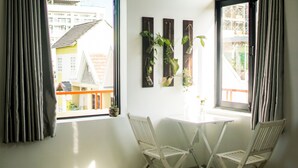 Quarto casal conforto, 1 cama Queen, vista para a praia | Escrivaninha, Wi-Fi de cortesia