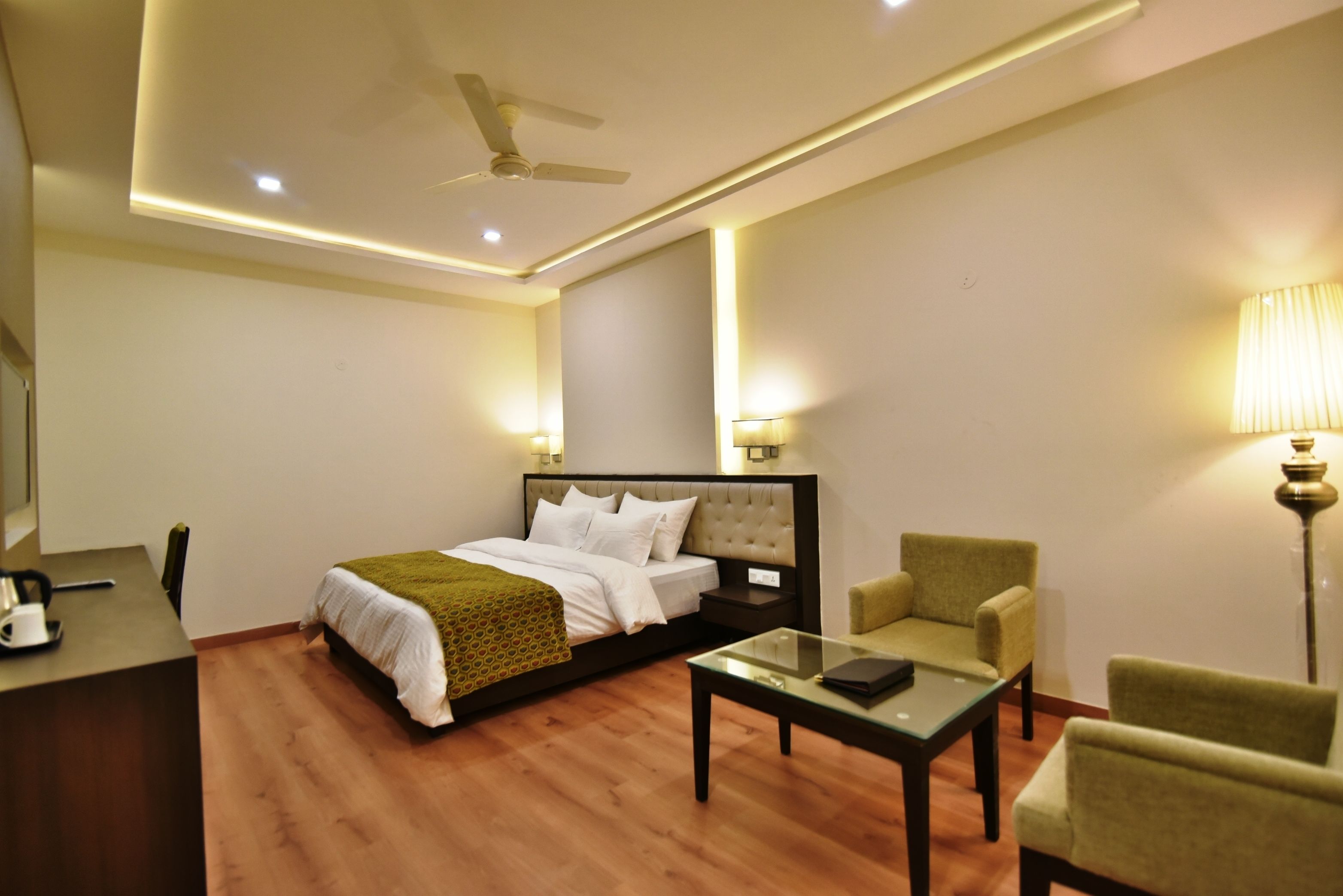 Dreibettzimmer, 1 King-Bett | Hochwertige Bettwaren, Minibar, Zimmersafe, Schreibtisch