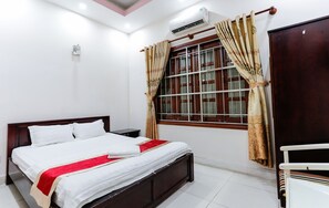 Quarto casal standard | 9 quartos, escrivaninha, Wi-Fi de cortesia