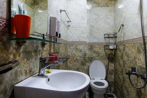 ห้องซูพีเรียสำหรับสี่ท่าน | ห้องน้ำ | ฝักบัว, อ่างอาบน้ำแบบแช่ตัว, ของใช้ในห้องน้ำฟรี, ผ้าเช็ดตัว