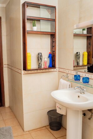 Căn hộ, 1 giường cỡ queen, không hút thuốc | Phòng tắm | Buồng tắm vòi sen, vòi sen phun mưa, đồ dùng nhà tắm miễn phí
