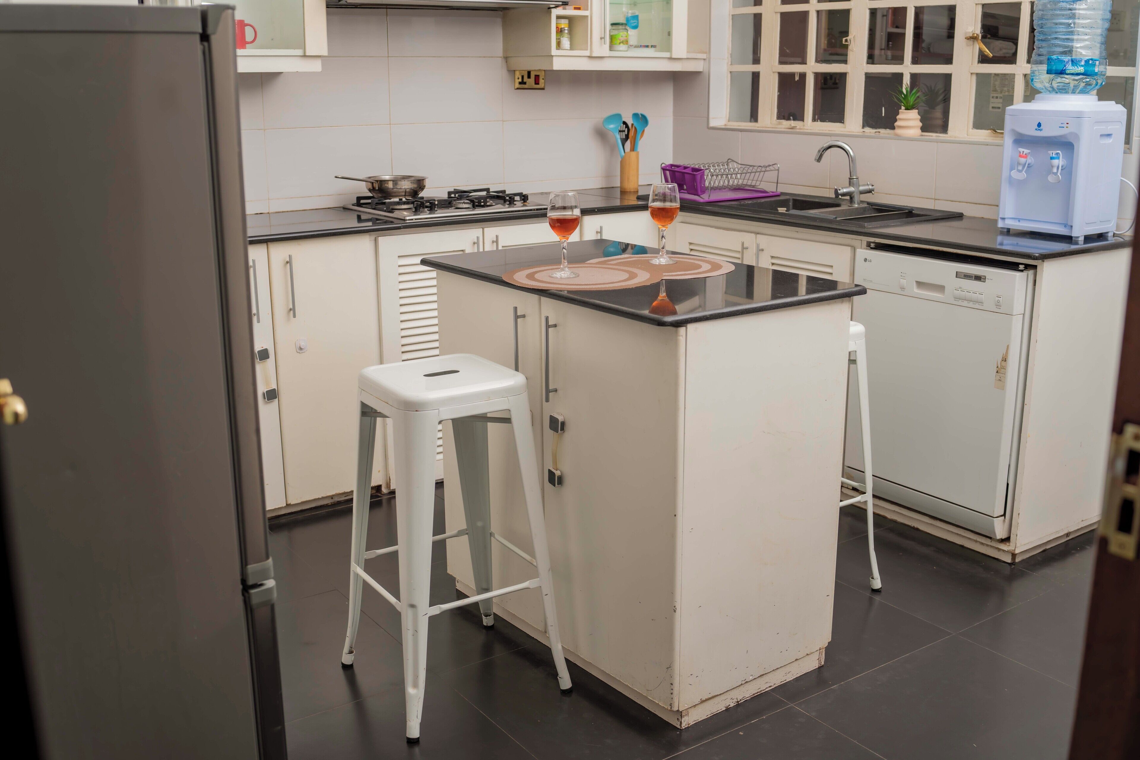 Apartment, 1 Queen Bed, Non Smoking | Private kitchen | Fridge, microwave, oven, stovetop