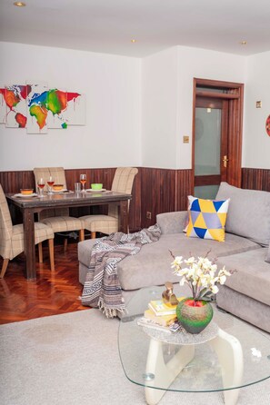 公寓, 1 张大床, 无烟房 | 起居区 | 32-英寸电视(配备卫星频道)