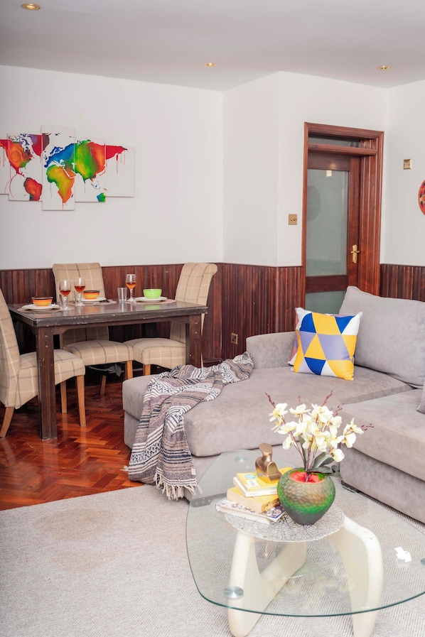 Appartement, 1 grand lit, non-fumeur | Aire de séjour | Téléviseur de 32 po avec télévision par satellite