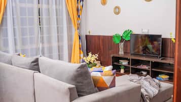 Apartment, 1 Queen Bed, Non Smoking | Living area | 32-inch TV with satellite channels