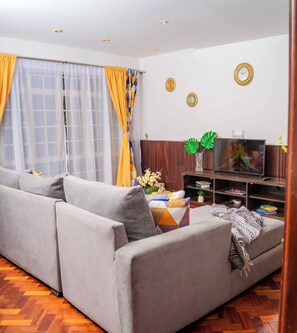 公寓, 1 张大床, 无烟房 | 起居区 | 32-英寸电视(配备卫星频道)