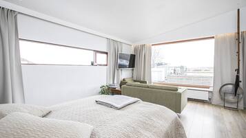 Estudio Deluxe | Área de sala de estar | Smart TV y juguetes