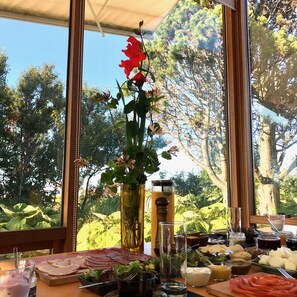 Desayuno de cocina local incluido todos los días