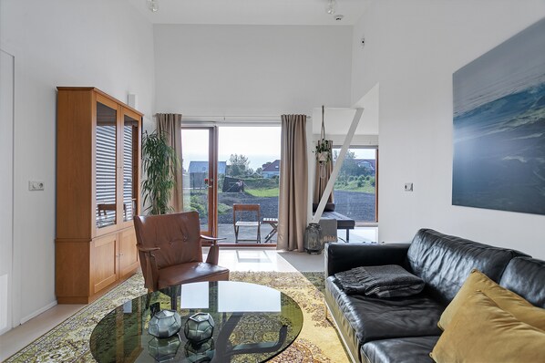 Deluxe Apartment, 1 King Bed with Sofa bed, Ocean View | Living area