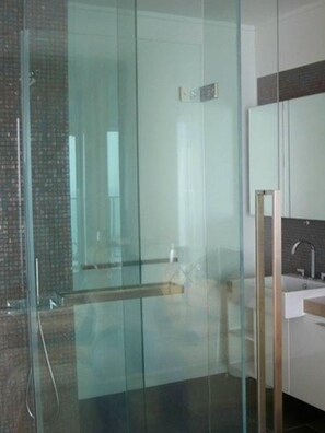 1-Bedroom Suite | Bathroom | Shower, free toiletries - NorthPoint Pattaya with Sea View (Pattaya)