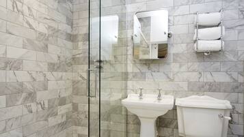Chambre Classique Double ou avec lits jumeaux | Salle de bain | Articles de toilette gratuits, sĂšche-cheveux, serviettes fournies