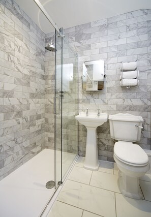 Classic Double or Twin Room | Bathroom | Free toiletries, hair dryer, towels - The Fox and Coney Inn (Brough)