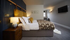 Family Suite | Premium bedding, desk, iron/ironing board, rollaway beds - The Fox and Coney Inn (Brough)