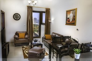 4-inch flat-screen TV with cable channels, Smart TV, first-run films - OSKENA Vacation Homes- Elite 10 Residential (Dubai)