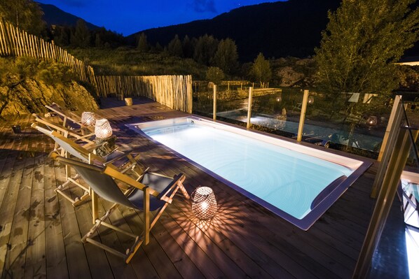 Piscina a l'aire lliure (horari: 17:00-20:30) i gandules