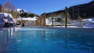 Piscine extérieure, chaises longues