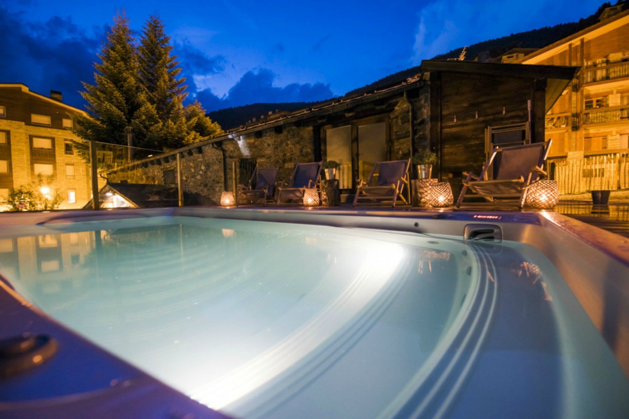 Outdoor pool, open 5:00 PM to 8:30 PM, sun loungers