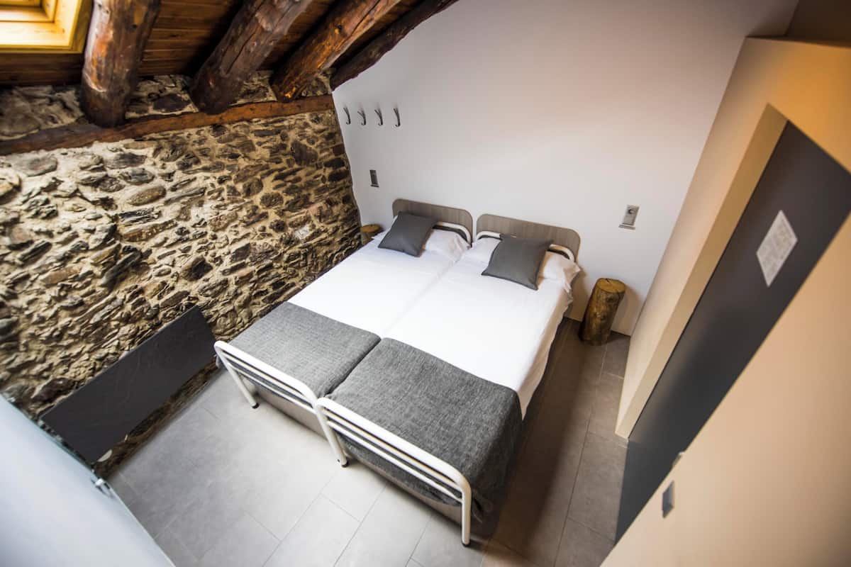 Camera con letto matrimoniale o 2 letti singoli, bagno condiviso | Wi-Fi gratuito, lenzuola